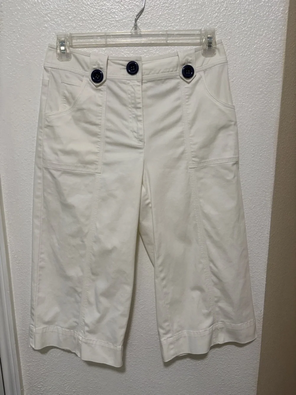 Talbots Capri Pants White Big Blue Button Detail Belt Loops Size 8 Five Pockets - Picture 1 of 13